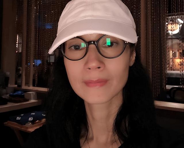 她，认干爹，拍风月片，被导演霸王硬上弓，靠山去世后沦为清洁工