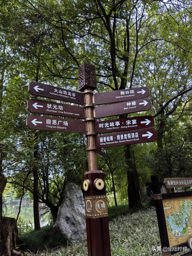 桂香袭来，在秀湖公园闻花香，读一读杜甫的诗，在亲水步道走一走