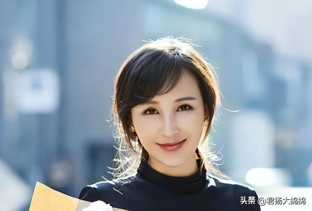 她19岁与导演私奔，在地下室裸婚连生3胎，今被丈夫用7部剧捧红