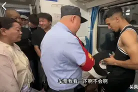 嚣张！两老外高铁上霸座还用中国话骂人，大哥怒而一拳打上身！图片