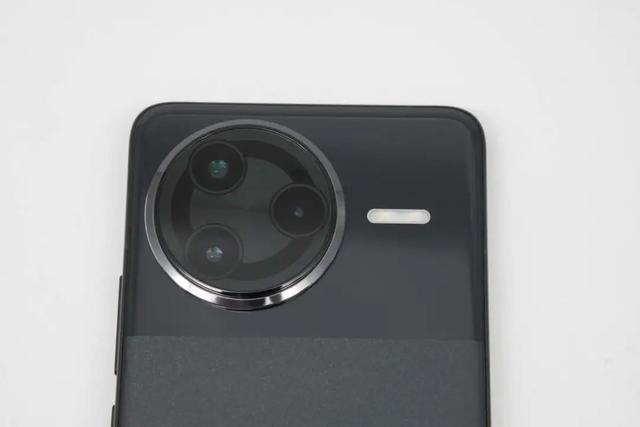7000mAh+2K直屏！红米 K90 Pro配置基本确定