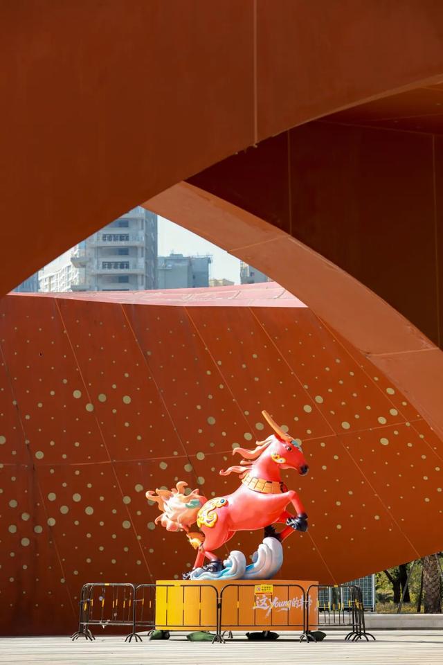 “骐骥泽泽”亮相东海四朵金花广场，等你来打卡！