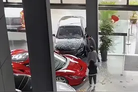 上海一车行发生惊险一幕！轿车撞碎玻璃门，差点撞到法拉利图片