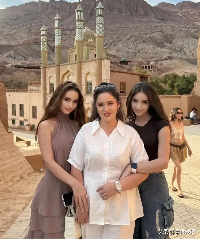新疆一家人合照曝光，四个女儿个个颜值爆表，美到让人无法自拔！
