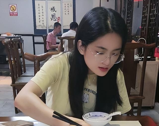 广东27岁美女肖颜去世，几天前身穿白衣、头戴白花，网友一语成谶