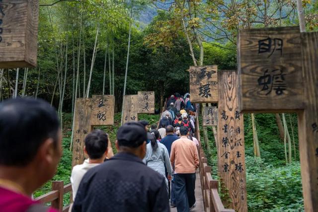 明月山进入秋冬旅游旺季，3000人旅行团畅游山水美景！