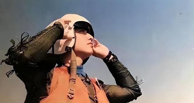 南海撞机王伟成功跳伞，为啥10万人都找不到他？直到20多年后才懂