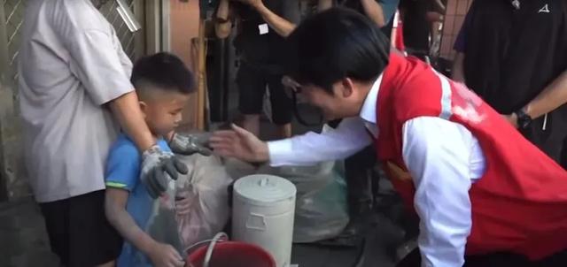 赖清德灾区大笑击掌惹众怒