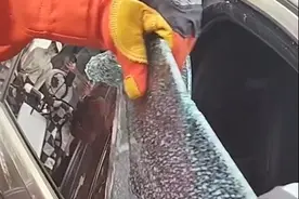 湖北宜昌 8个月婴儿被锁车内，消防员砸窗救图片