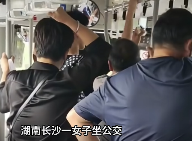 标准答案？女子诬告80岁老汉性骚扰被暴打，监控曝光后舆论一边倒