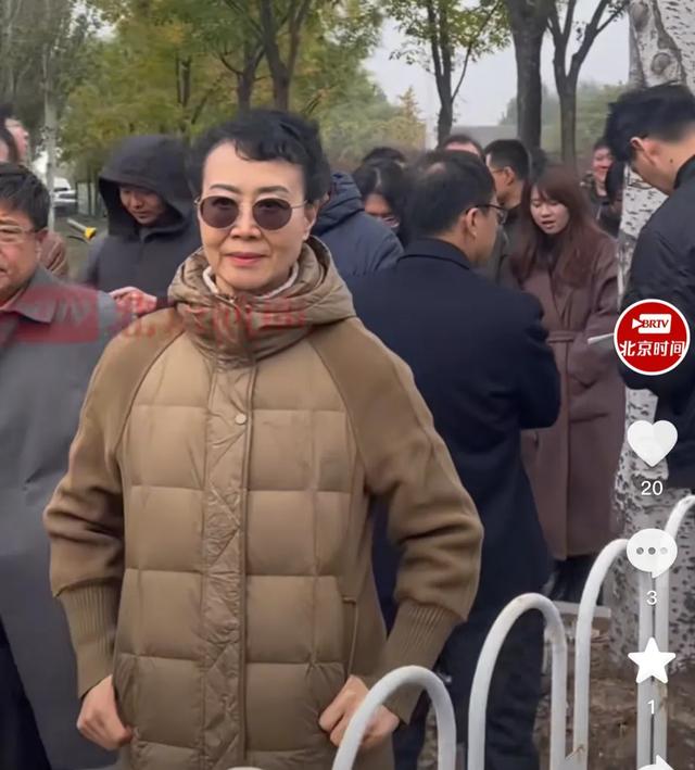 杨振宁遗体告别式现场：翁帆现身哭成泪人，群众排几十米长队！