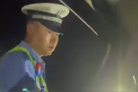 女子酒后叫来代驾开车 遇到交警查酒驾时强烈要求给自己吹吹图片