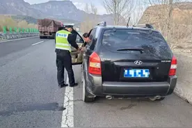 心真大！高速公路违停睡觉听戏图片