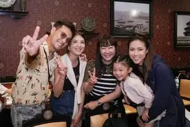 好爸爸！陈展鹏携带女儿主题公园，单文柔1粒钟学会冲浪！图片