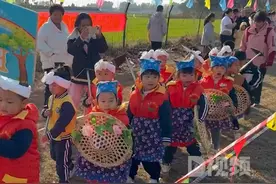 幼儿园运动会奖品是白菜大葱萝卜：都是萌娃们亲手播种培育图片