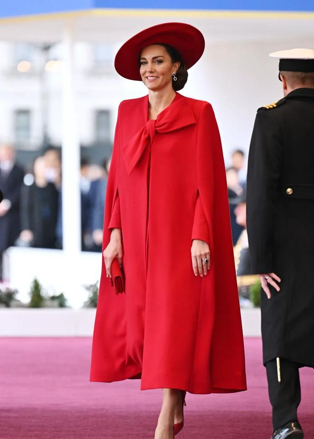 故宫最后一程，苏提达王后以标志性黑丝细跟，定格告别时刻的优雅