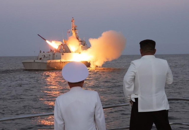 日本叫嚣拥核，金正恩亲自指挥一颗导弹“砸向日本海”，高市傻眼