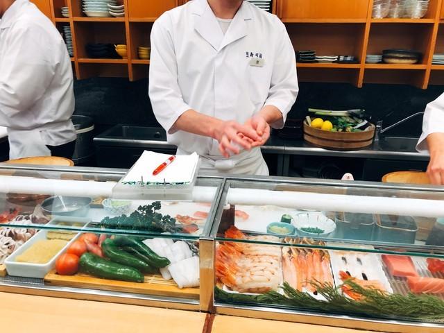 参军修了14年潜艇退伍后开洗车店，舰长路过问道“你之前在那上班