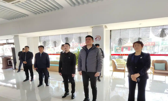 父亲是前外交部部长，妻子是阎维文女儿，他却靠自己实现“王炸”