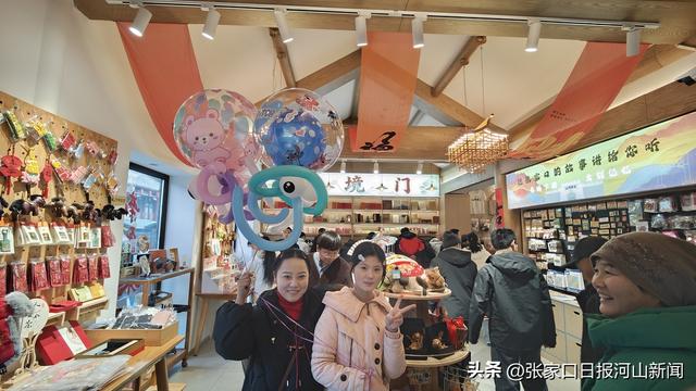 大境门文创店“圈粉”记：把“张家口故事”装进游客行囊