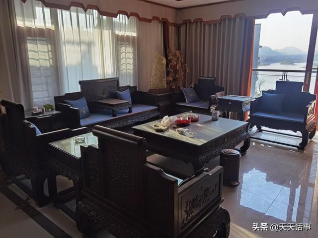 桂林一套千万级豪宅最终549万成交，其中四套家具就拍出了45万