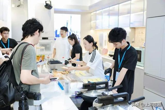 今夜，南外滩滨江被温暖点亮！