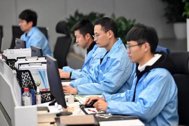 美国砸重金挖中国顶尖人才，年薪最高过亿，中国科技还能逆袭吗？