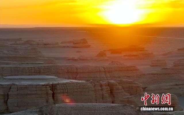 夕阳染金敦煌雅丹更显神秘