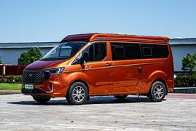 第二代V362原厂房车，主打豪华商务！实拍江铃小野牛二代商旅房车图片