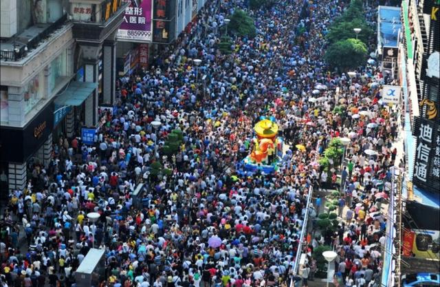 门票打折车票降价，国庆8天假，为啥旅游的年轻人却一年比一年少