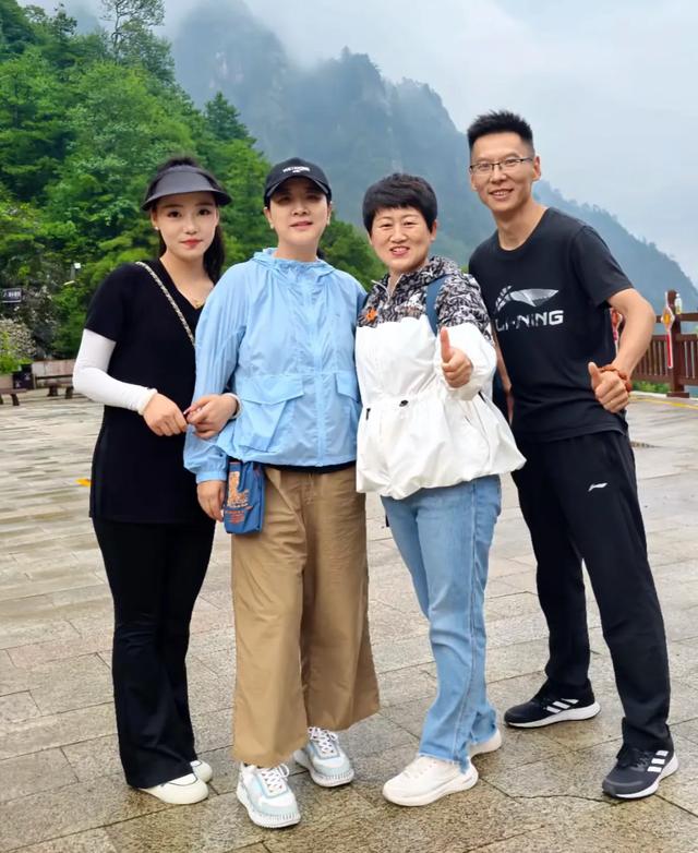 太白山偶遇陈小艺，57岁素颜遛弯，发福明显真成普通阿姨了