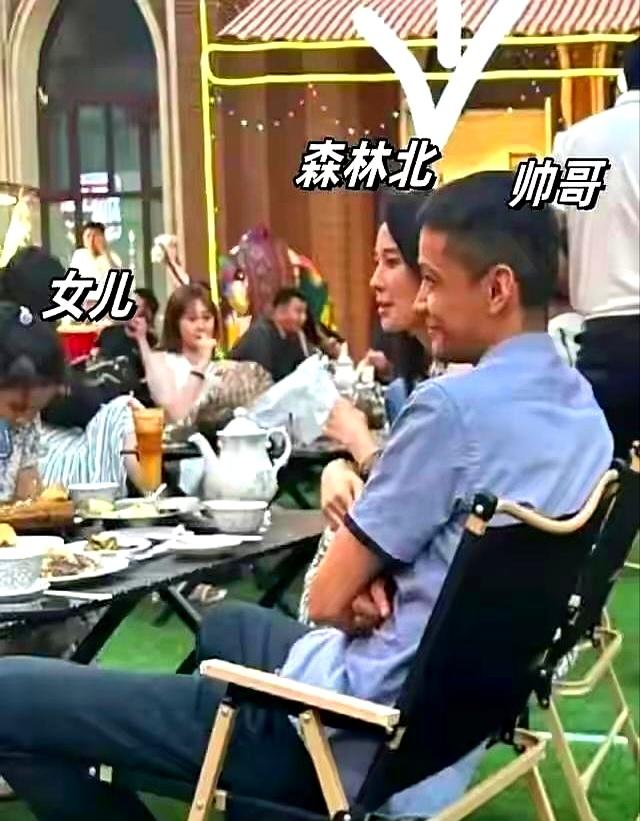 森林北原来还有儿子，难得带儿子出镜拍视频，儿子很害羞