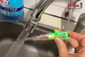 女子用加热水龙头有酥麻感测出漏电，当事人：140块钱买的，洗碗时感觉手麻甚至有疼痛感，商家称会换一个图片