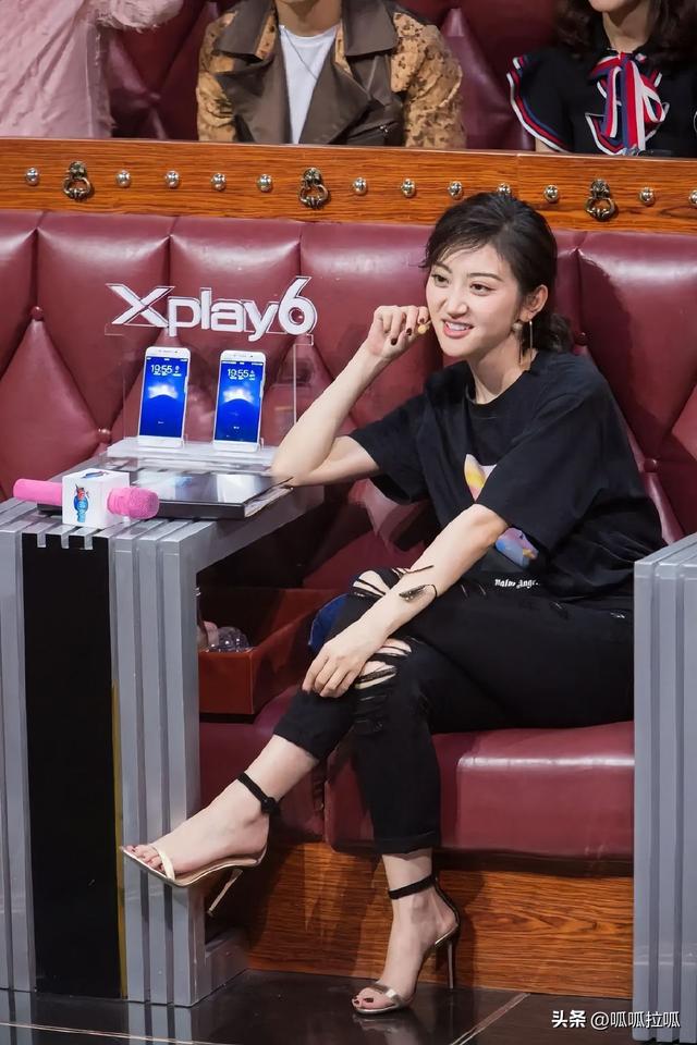 别眨眼！女星穿紧身牛仔裤狂炫身材，细腰翘臀的暴击谁顶得住