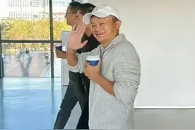 60岁马云罕见露面！头戴鸭舌帽老了不少，喝瑞幸被调侃消费降级！图片