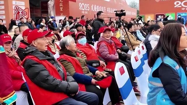 专家预测银发经济2035年将达19万亿	，热潮背后，老人真的都有钱吗