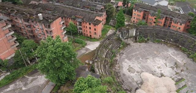 贵州大山里的荒废军工厂，5000人投入三线建设，星光球场很酷炫