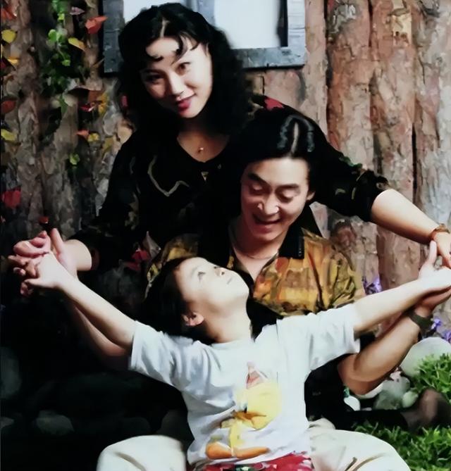 六小龄童金屋藏娇37年的妻子，原来是我们熟悉的她，难怪藏着掖着