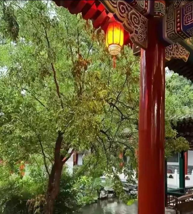 李湘在平台晒自家北京小院，大到让网友以为是景区	，真的太有钱了