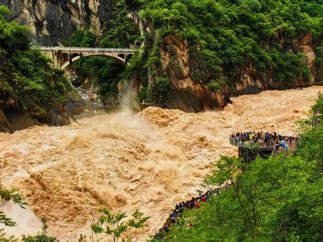 来丽江虎跳峡!看江心巨石迎惊涛,在雄奇山水间解锁心灵震撼