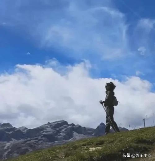 31岁带三娃还能说走就走?章泽天的登山照,戳中多少妈妈的痛点