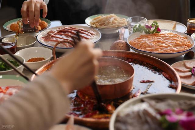 跟乙肝患者一起吃饭会被传染吗？专家说：是常见误区