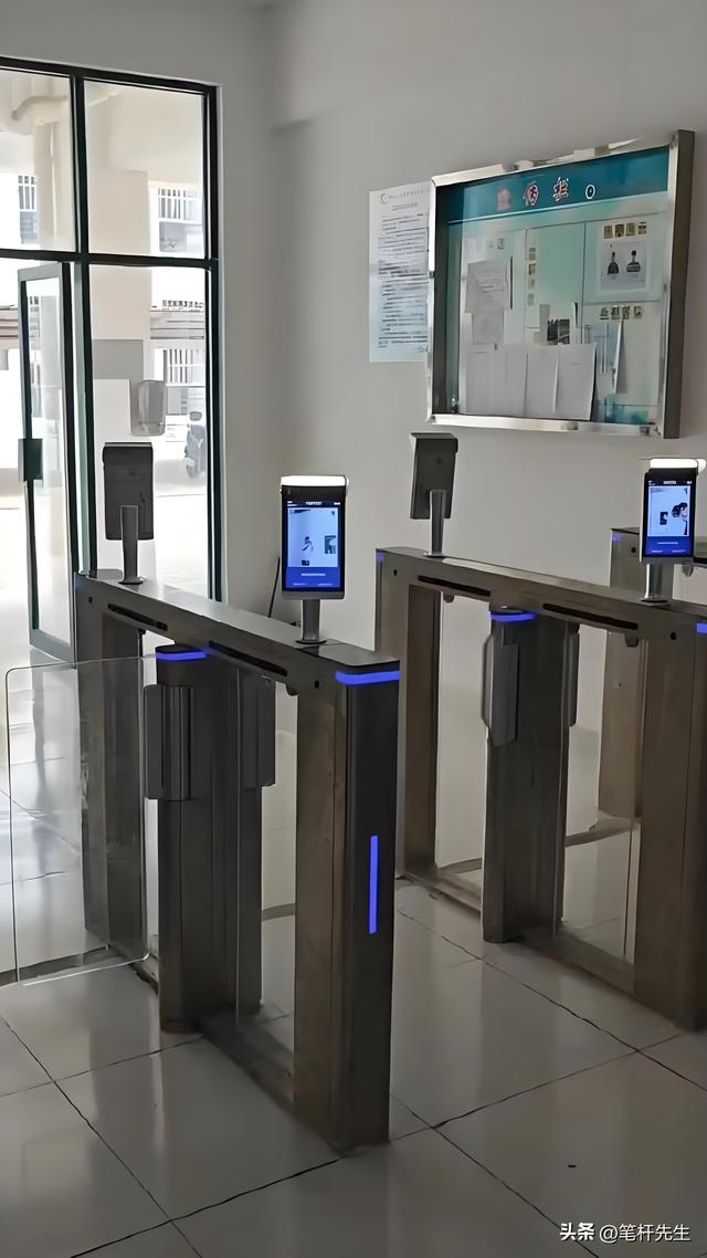 手机入袋、AI查抬头！高校精细化管理，为何成了三方困局?