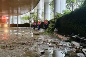 惊险！香港多处海水倒灌，有酒店大门被水冲破图片