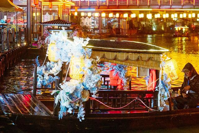 延边有一座渤海古镇，夜色下仿佛穿越时空，重现大唐渤海国的盛世