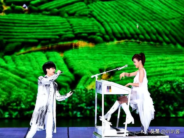 离婚7年，高调参加阅兵礼的王小玮，早已是王小海高攀不起的存在