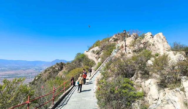 到河北张家口登鸡鸣山