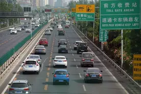 高速上车速130公里/小时，单手握方向盘安全吗？老司机：安全得很图片