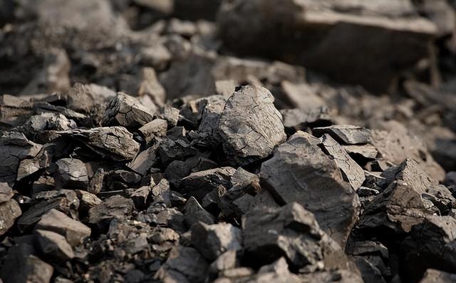 荷兰光刻机靠华稀土，却帮美卡中脖子！忘了40年前被中国精准反制