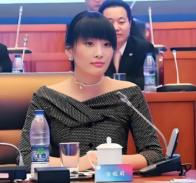 宗馥莉的畸形家庭：亲爹出轨，爷奶不爱，叔叔背刺，小三夺权